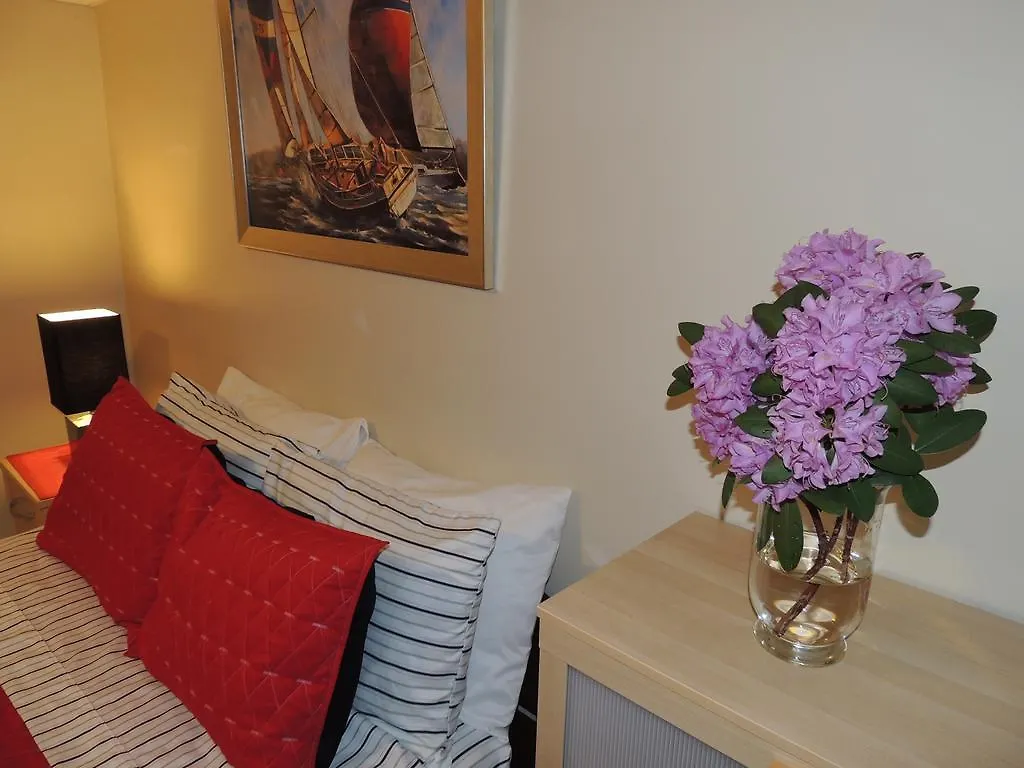 Toronto Vacation Home Rentals - Executive Underground One-Bedroom Apartment