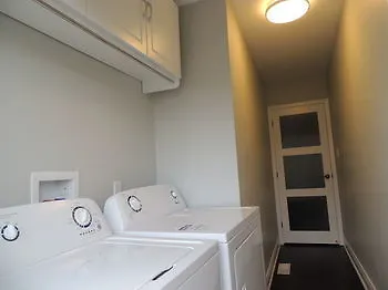 Toronto Vacation Home Rentals - Executive Underground One-Bedroom Apartment